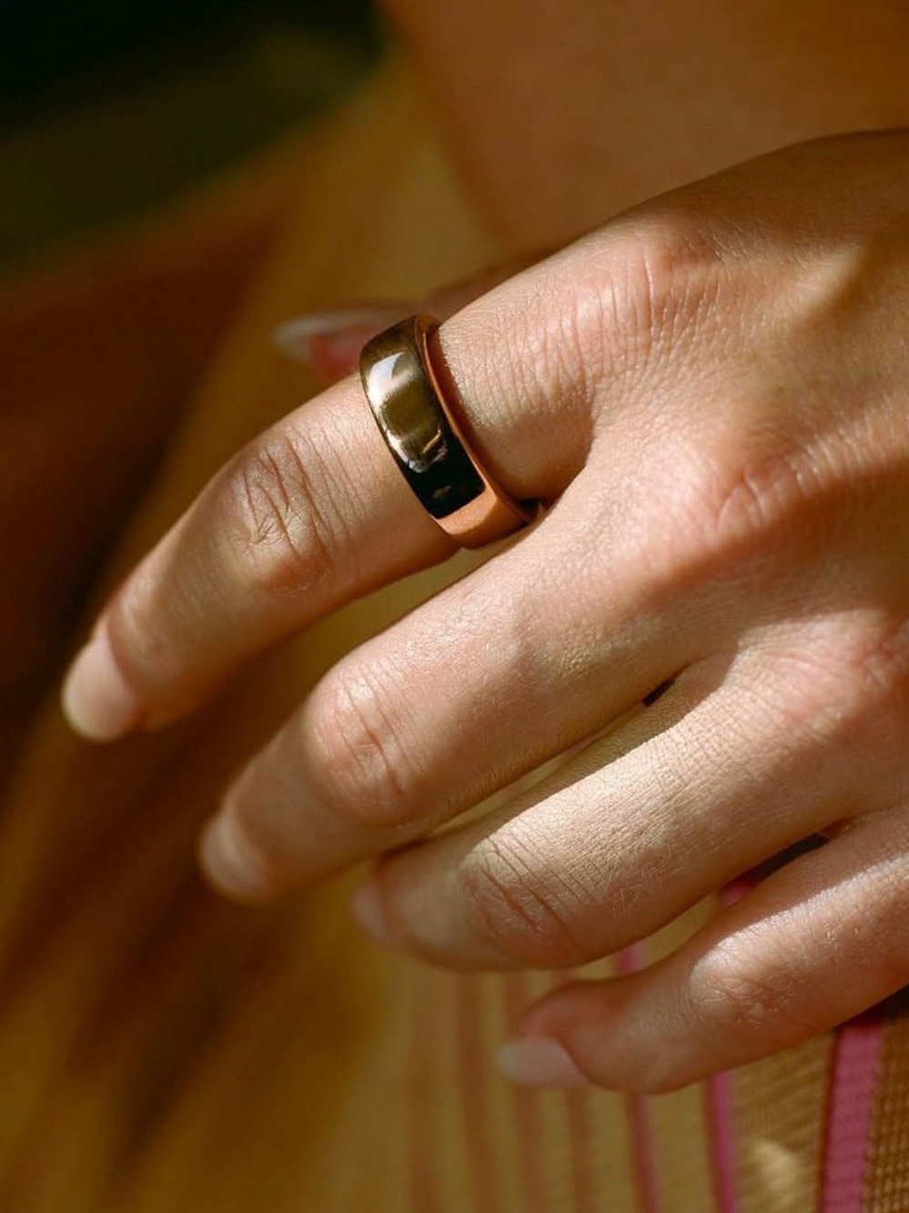Oura Gold Smart Ring in size 9 Generation 4 - Picture 3 of 8